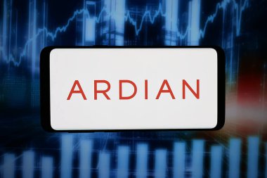 Stuttgart, Almanya - 03-04-2026: Bu fotoğraf illüstrasyonunda, Fransız yatırım şirketi Ardian Holding SAS 'ın logosu bilgisayar ekranında soyut bir arkaplanda akıllı telefon önünde sergileniyor.
