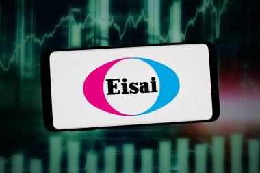 Stuttgart, Almanya - 03-06-2026: Bu resimde, ilaç şirketi Eisai Co. Ltd. nin logosu bilgisayar ekranında soyut bir arkaplanda akıllı telefon önünde sergileniyor..
