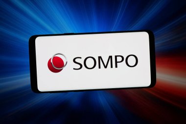 Stuttgart, Almanya - 03-06-2026: Bu fotoğraf illüstrasyonunda, sigorta şirketi SOMPO Holding Inc. 'nin logosu bilgisayar ekranında soyut bir arkaplanda akıllı telefon önünde sergileniyor..