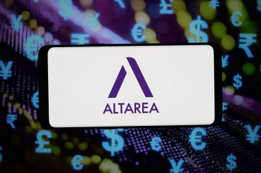 Stuttgart, Almanya - 03-06-2026: Bu resimde, Fransız emlak şirketi Altarea SCA 'nın logosu bilgisayar ekranında soyut bir arkaplanda akıllı telefon önünde sergileniyor.