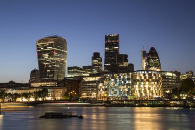 Alacakaranlıkta Londra şehir manzarası