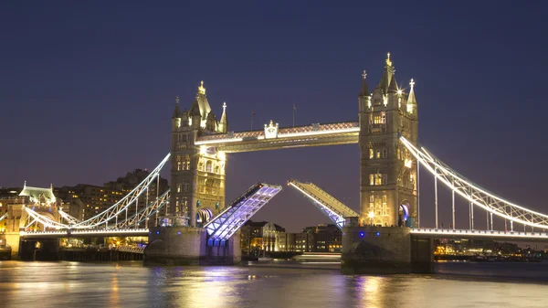 Tower Bridge geceleri ortaya çıkar — Stok fotoğraf