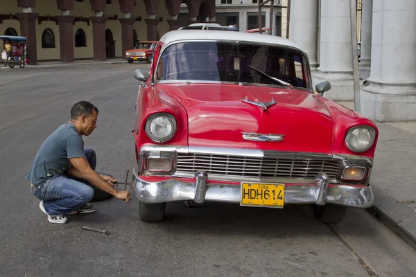 Röd kubanska bil med punktering från framsidan — Stockfoto