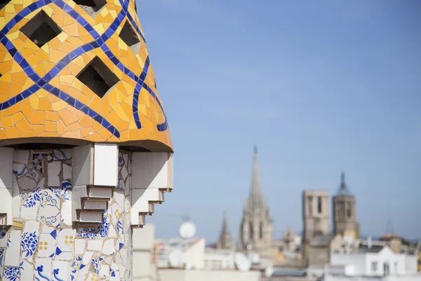 Chimenea de Gaudí y vista de la Catedral de Barcelona — Foto de Stock