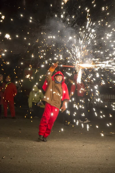 Participante en el Correfoc La Merce o carrera de bomberos Fotos de stock