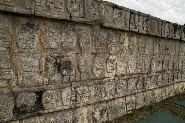 Muur van gesneden schedels, Mexico — Stockfoto