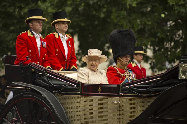 Reina Isabel II en carruaje abierto 2 — Foto de Stock