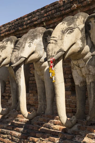 Elefante reconstruido Chedi en Wat Sorasak Imágenes de stock libres de derechos