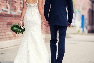 damat ve gelin şehir etrafında yürüyüş