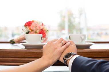 yeni evliler gösterisi penceresinde kafe ve kahve arkasında