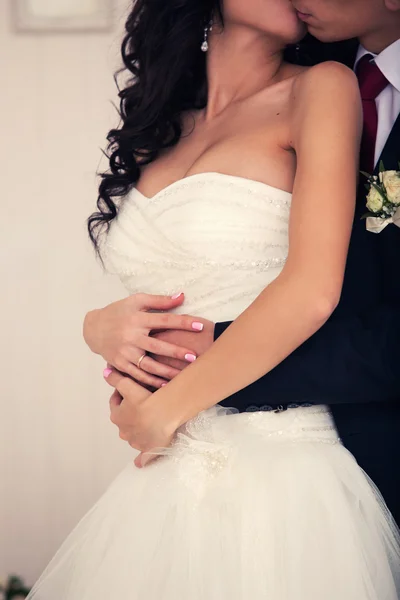 A vőlegény menyasszony ölel — Stock Fotó