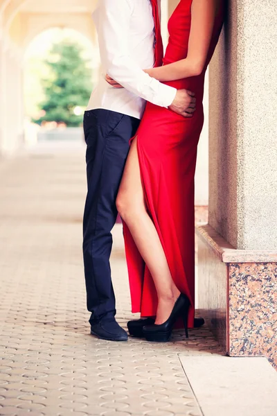 Gars embrasse la fille dans une robe rouge — Photo
