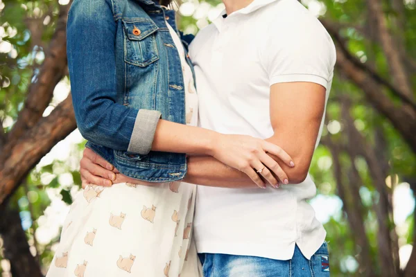 Guy embraces the girl outdoors — Stock Photo, Image