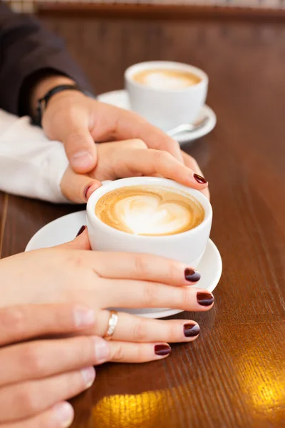 Xícara de café e mãos recém-casadas — Fotografia de Stock