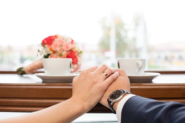 Recém-casados atrás da janela do show no café e xícara de café — Fotografia de Stock