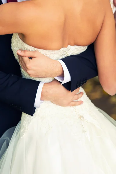 Жених женится на невестах — стоковое фото