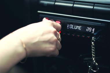  araba stereo sistemde açmak için güç düğmesine basıyorum el.