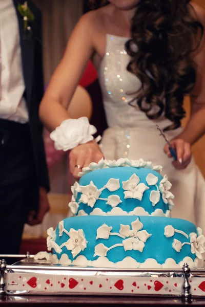 Wedding cake of blue color with flowers — Stock Photo, Image