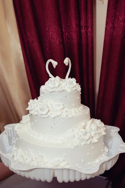 White wedding cake with  figure of a swan — Stock Photo, Image