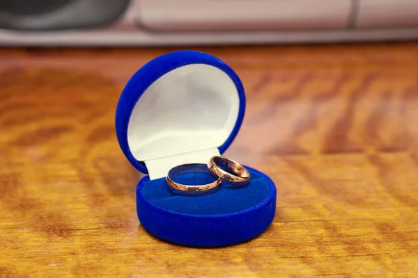 Gold wedding rings in a blue box — Stock Photo, Image