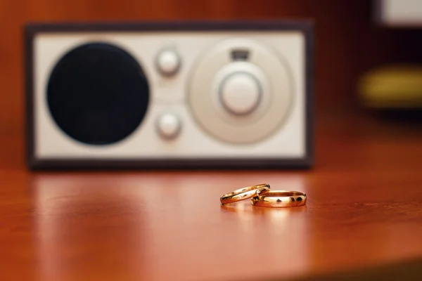 Wedding rings and audio system — Stock Photo, Image