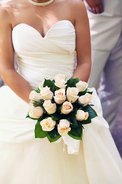 El ramo de las rosas blancas en las manos del novio y la novia Fotos de stock libres de derechos