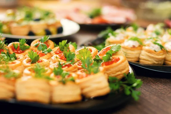 La colación con el caviar rojo a la mesa de fiesta Imágenes de stock libres de derechos