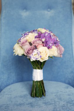 mavi bir arka plan üzerinde Menekşe gelin buketi