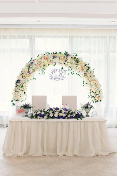 新婚夫婦の結婚式のテーブル — ストック写真