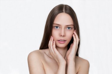 güzel genç kız ve temiz cilt