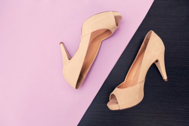 Düğün ayakkabıları masada.