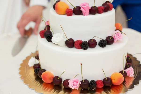Wedding cake with fruit — Stock Photo, Image