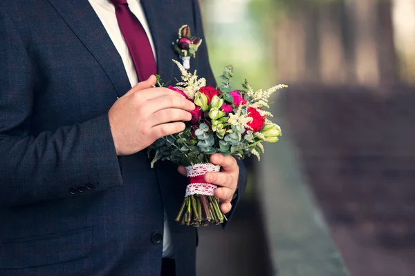 Esküvői csokor a vőlegény kezében — Stock Fotó