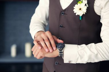 onun bakarak bir yelek damat