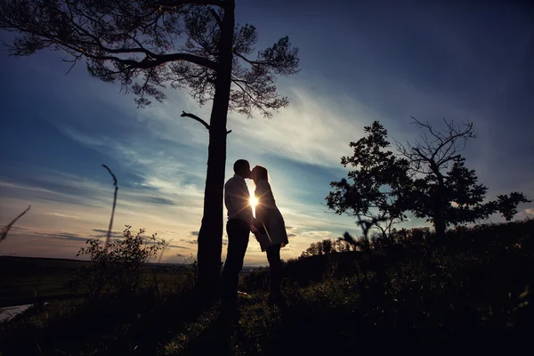 Silhouettes of lovers on sunset — Stock Photo, Image