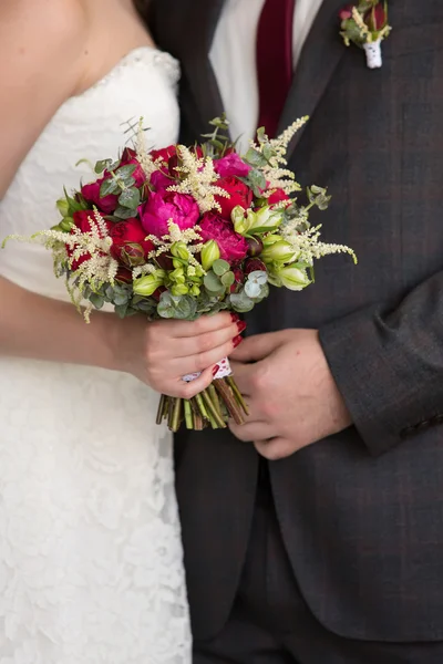 Bouquet da sposa nelle mani degli sposi novelli — Foto Stock