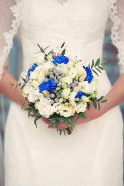 elinde mavi gelin buketi