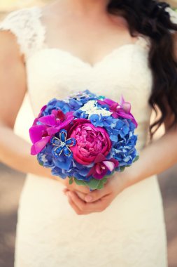 elinde renkli gelin buketi
