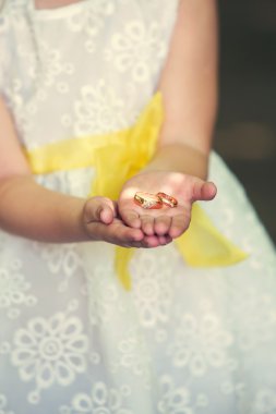 Bir çocuğun elinde alyans