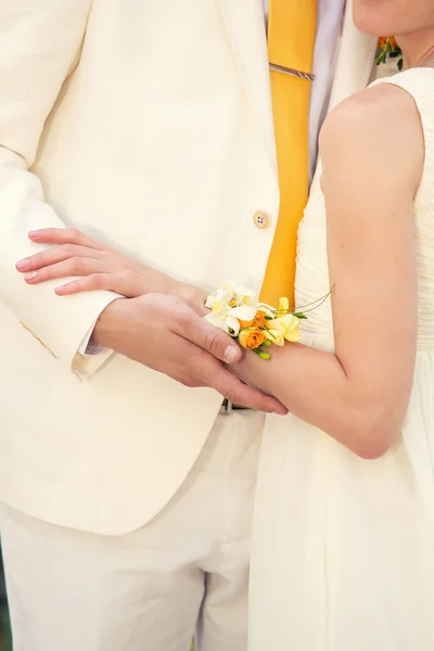 Обнять невесту и жениха — стоковое фото
