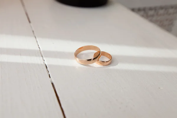 Anillos de boda en la mesa — Foto de Stock