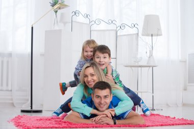 Mutlu aile beyaz iç katta eğleniyor