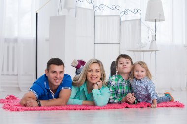 Mutlu aile beyaz iç katta eğleniyor