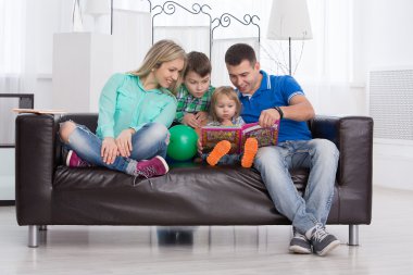 veliler bir çocuk okumayı öğretmek