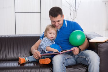 babası kızı okumayı öğretir