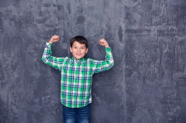  Süpermen gibi küçük çocuk 