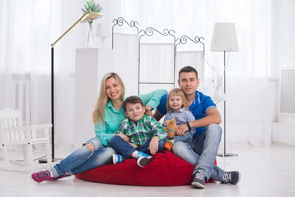 Glückliche Familie in weißem Interieur — Stockfoto