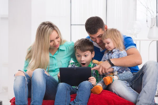 mutlu bir aile bir tablet kullanır