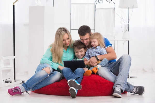 행복 한 가족 태블릿을 사용 하 여 — 스톡 사진