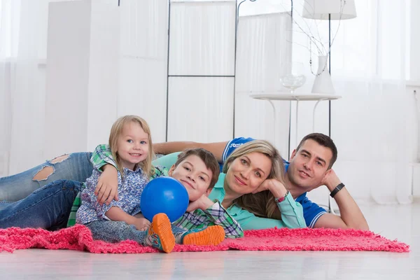 Mutlu aile beyaz iç katta eğleniyor